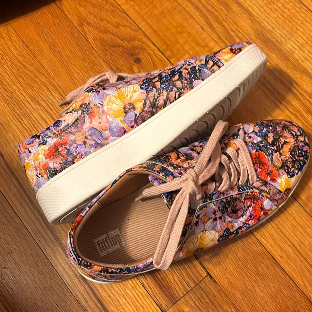 Fitflop flower leather sneakers size 6.5
